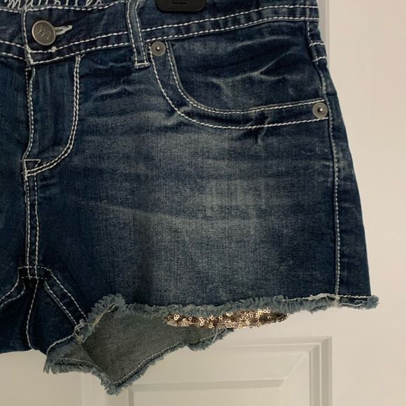 Maurice’s Woman’s Denim Shorts Sequin Pocket size 11-12 - Picture 3 of 6